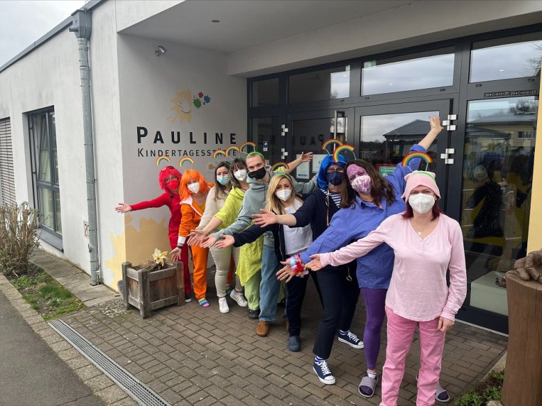 Kita Pauline Die Erzieher in Regenbogenfarben verkleidet