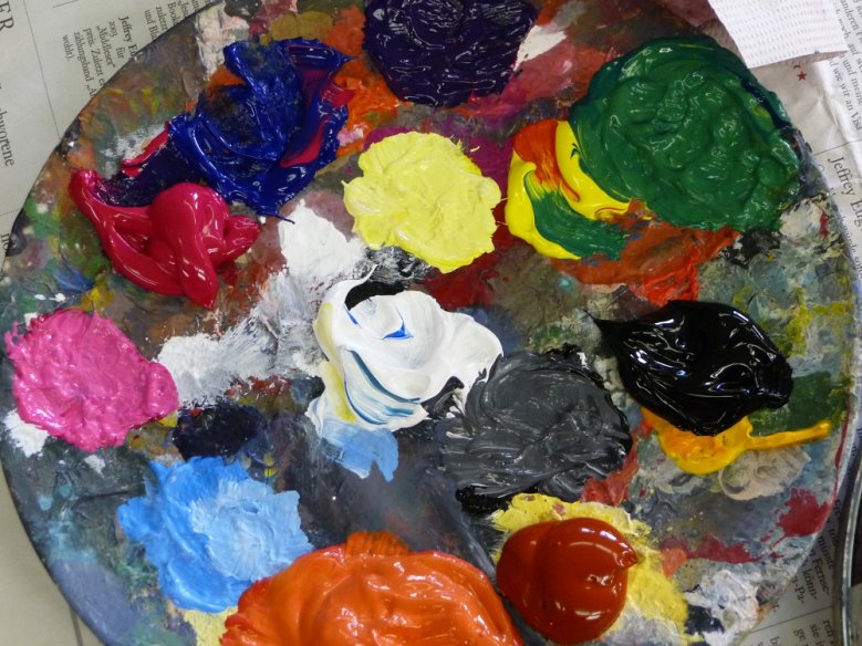 2020-09-01_vhs-acryl Bunte Farben auf einem runden Brett.