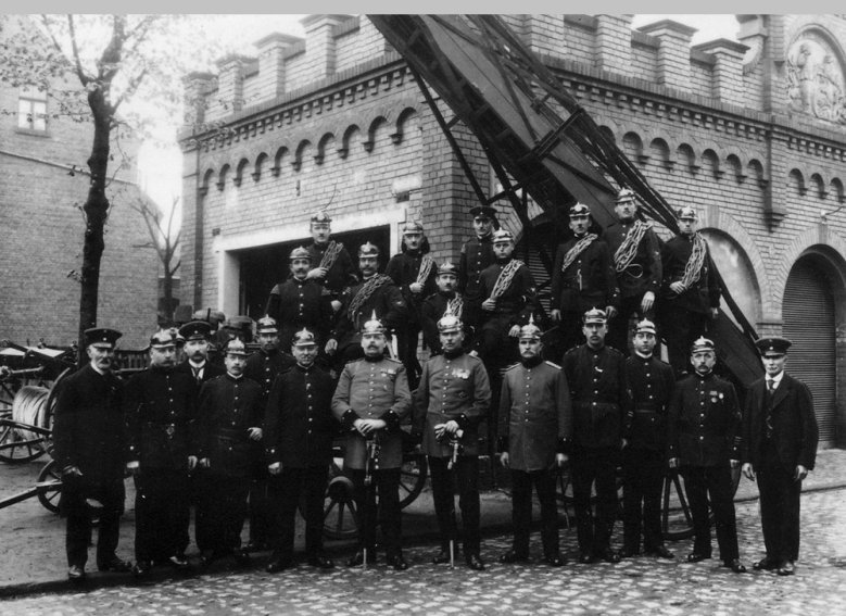 Feuerwehr Ein Mannschaftsfoto von der Feuerwehr