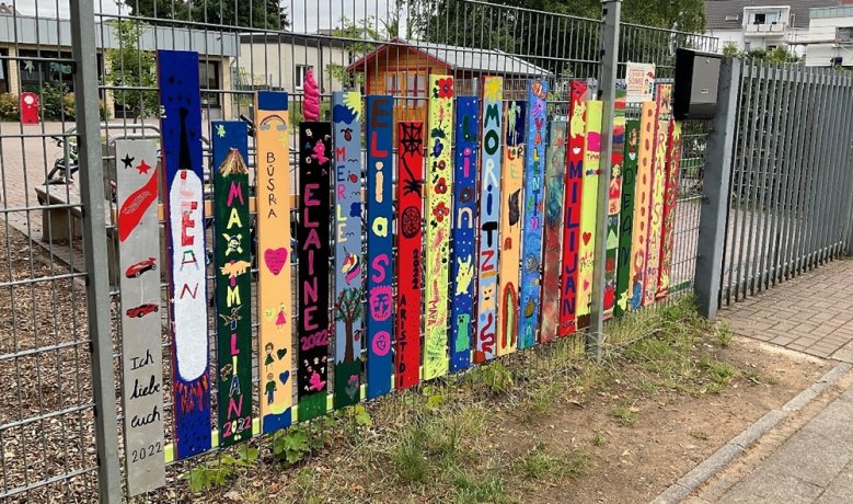 Kita St. Anno Bemalte Zaunlatten der Vorschulkinder