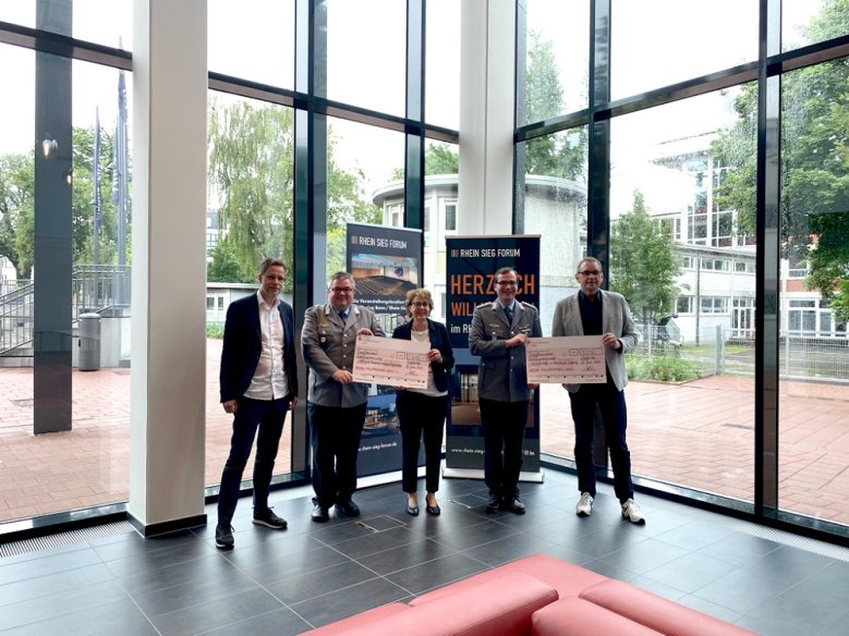 Spendenübergabe Neujahrskonzert Frank Baake, Direktor RHEIN SIEG FORUM, Oberstabsfeldwebel Stefan Hahn, Brigitte Donie, stellvertretende Landrätin und stellvertretende Kreisvorsitzende des Volksbundes Deutsche Kriegsgräberfürsorge, Oberleutnant Kristian Palauneck und Bürgermeister Stefan Rosemann (v.l.n.r.).
