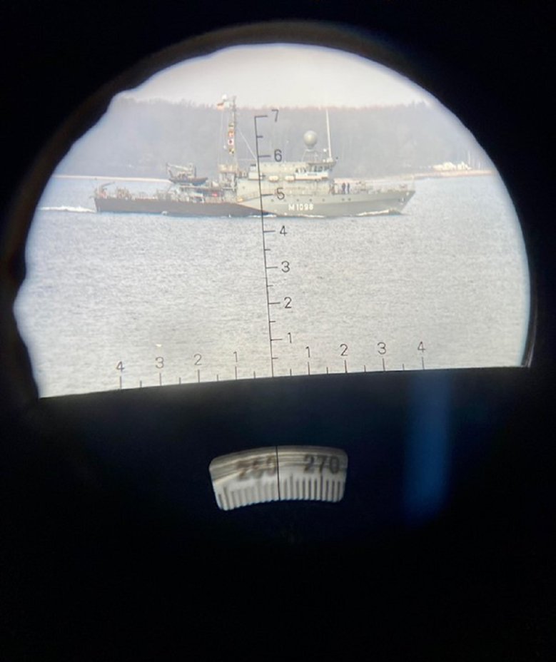 Patenboot Blick durch ein Fernglas auf das Patenboot "Siegburg" in der Kieler Förde