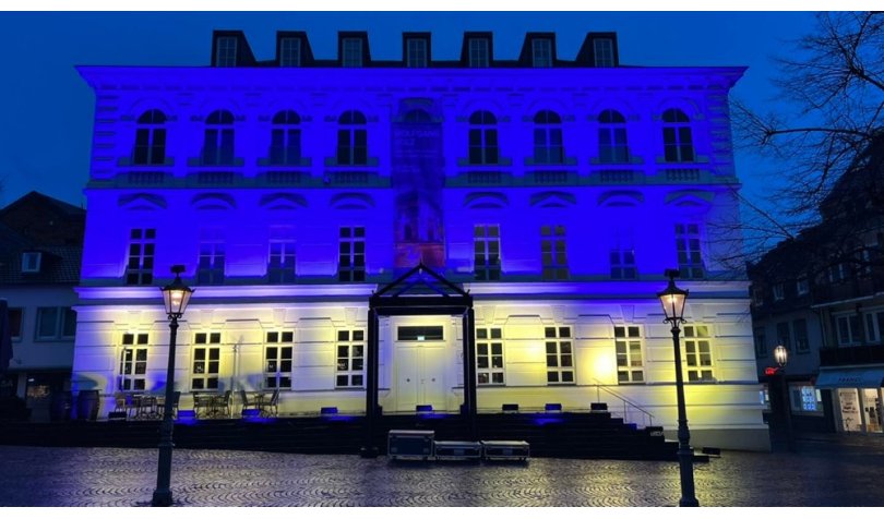 Stadtmuseum Ukraine Das in die Nationalfarben der Ukraine - Blau und Gelb - illuminierte Stadtmuseum.