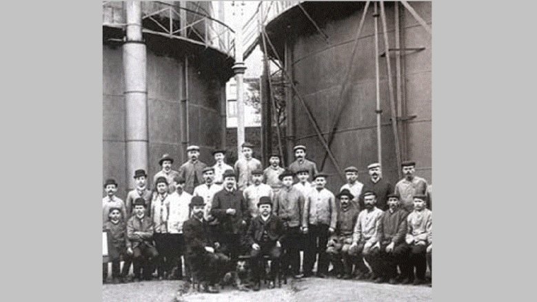 Gaswerk mit Belegschaft und Direktor in der Ringstraße Gaswerk mit Belegschaft und Direktor in der Ringstraße