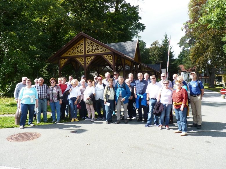 MGV Wolsdorf im Zillertal Sänger des MGV Wolsdorf mit ihren Partnerinnen im September 2021 im Zillertal.