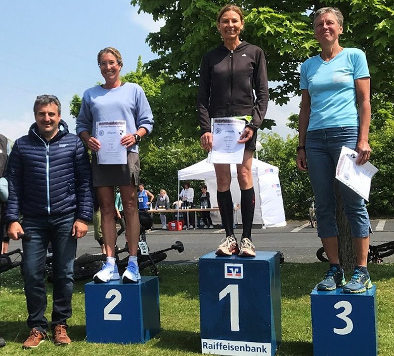 LAZ Kathrin Stöcker bei der Siegerehrung gemeinsam mit der Zweitplatzierten Carina Jochum (Selbstläufer SV Altenahr, 3:44:35 Stunden) und Sabine Hundrieser (LT Siebengebirge, 3:46:59 Stunden) auf Platz 3.