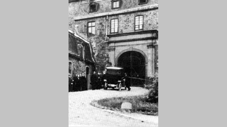 Am Morgen des 2. Juli 1914, die Mönche kehren zurück, ein Automobil bringt sie von der Elektrischen auf den Michaelsberg. Am Morgen des 2. Juli 1914, die Mönche kehren zurück, ein Automobil bringt sie von der Elektrischen auf den Michaelsberg.