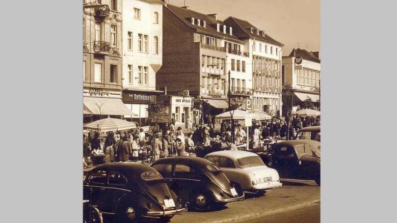 Markt alt mit Autos Markt alt mit Autos