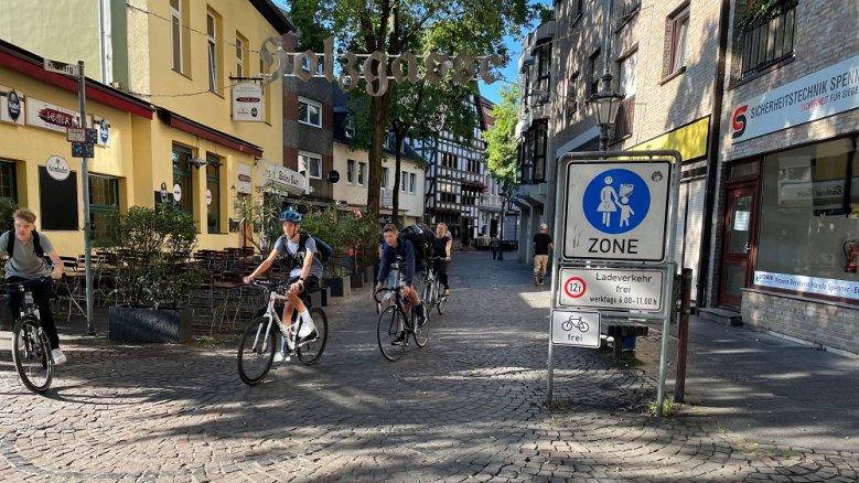 Fahrrad frei Radfahrer in der Fußgängerzone