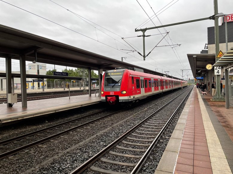 Jobticket Bahn fährt in Siegburger Bahnhof ein