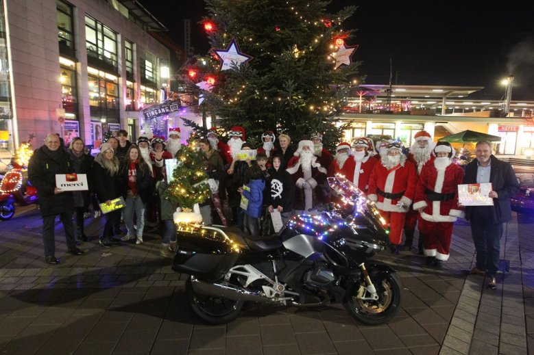 Weihnachtsbaum Bahnhof Biker am Europaplatz