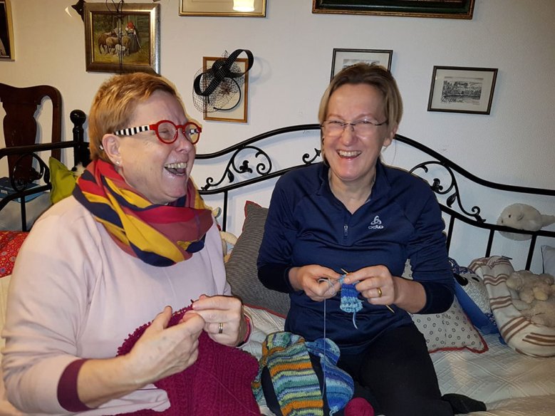 Cafe Tod Renate Kierdorf-Rauh (links) und Beate Muth beim Stricken der ersten Socken-Aufträge