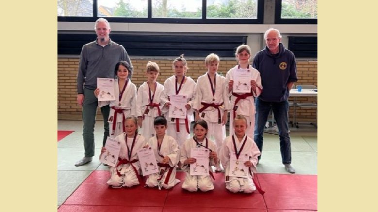 Judo Club Mannschaftsfoto des Nachwuchses des Siegburger Judo Clubs.