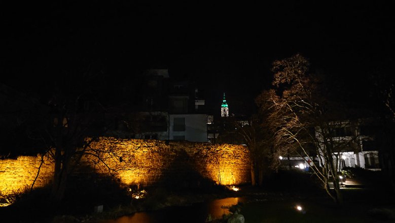 Abteiturm in grün Abteiturm leuchtet in grünem Licht zum Tag der Kinderhospizarbeit