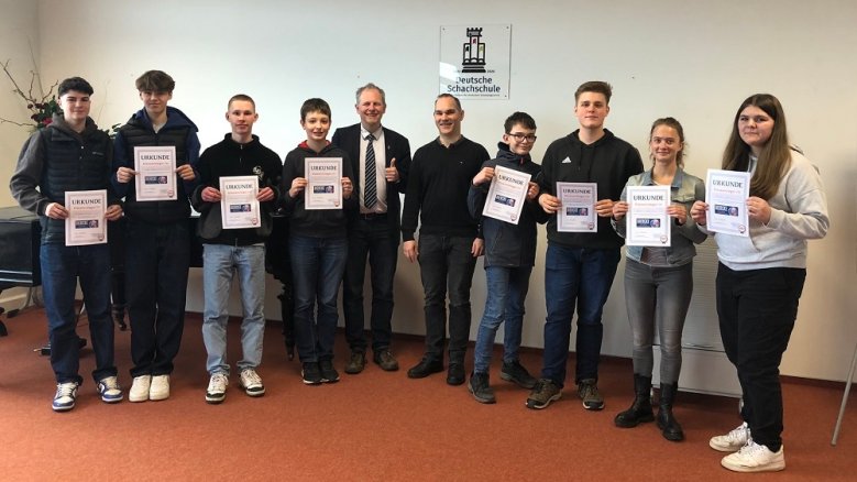 Anno-Gymnasium Sieger Erdkundewettbewerb 2023 Klassen- und Kurssieger des "Diercke Wissens Wettbewerb" 2023 am Anno-Gymnasium, v.l.: Leander Michel, Marco Dzeri Lukac, Matthias Segger (2. Platz), Philipp Hundhausen, Schulleiter Sebastian Kaas, Erdkundelehrer Achim Werner, Mattis Piepereit, Schulsieger Elias Borschel, Tereza Mikusova (3. Platz), und Natalie Zlatic