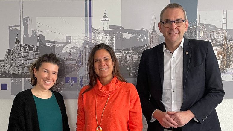 Generalkonsulin Portugal v.l.: Nesrin Göksu aus der Stadtverwaltung, Portugals Generalkonsulin Lídia Nabais und Bürgermeister Stefan Rosemann.