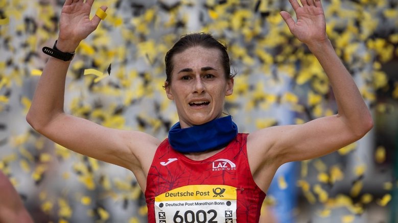 Adele Blaise-Sohnius Halbmarathonsieg Bonn (LAZ) Adele Blaise-Sohnius im Konfettiregen