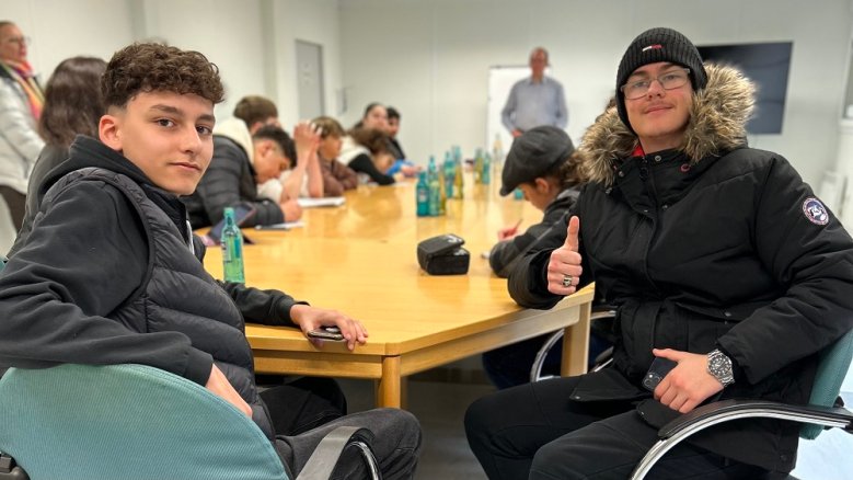 Realschule Redaktionsbesuch Schüler der Projektgruppe "Projektreporter" am Besprechungstisch.