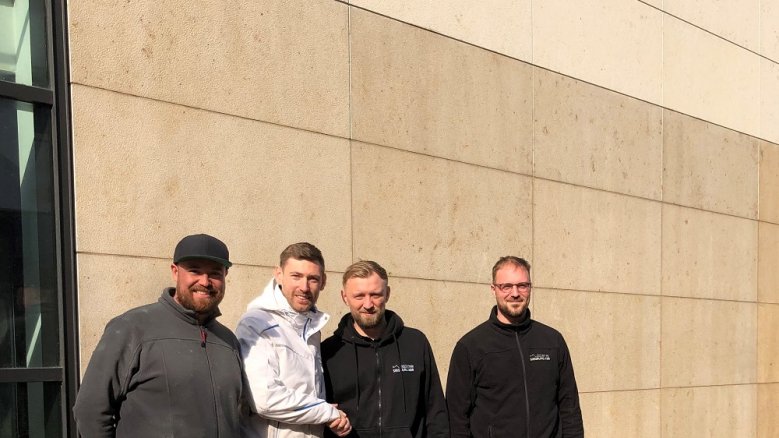 Bahnhofsfassade Neben den Kollegen von fassaden-sauber.de die Stadtbetriebsmitarbeiter Robert Hardt und Christian Stampouli (Dritter und Vierter von links) vor der Fassade des Bahnhofs.