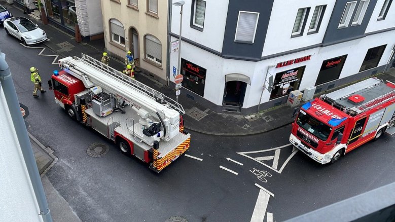 Feuerwehr Alleestraße Feuerwehrautos vor einem Gebäude in der Alleestraße