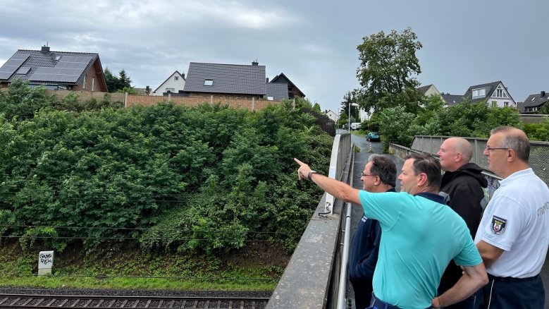 Brand Brückberg Torsten Becker zeigt mit ausgetrecktem Arm auf die Stelle, an dem der Brand den Hang hinaufrollte. Dahinter die Kameraden Frank Dehmel, Andreas Burgemeister und Udo Schultheis (vl.).