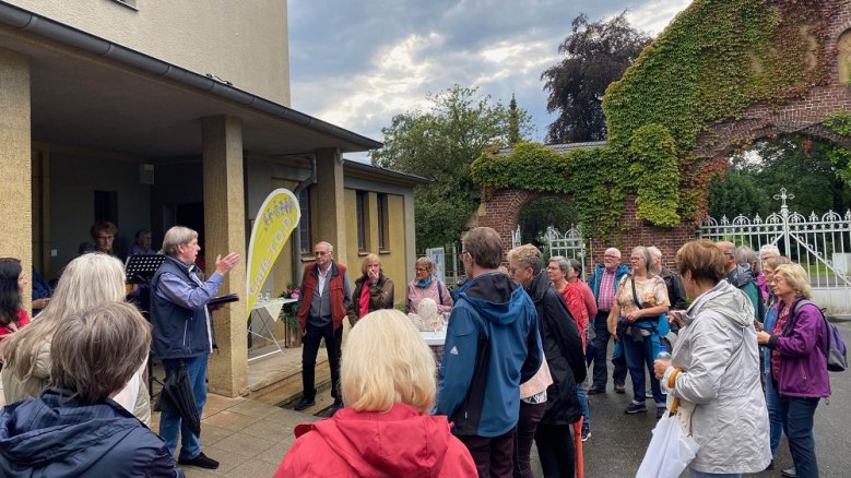 Literarische Momente Besuchergruppe vor dem Tor zum Nordfriedhof