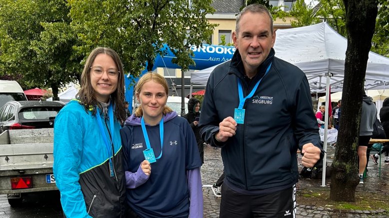 9. Siegburg-Triathlon Staffel Aileen Rosteck, Licienne Moranc und Bürgermeister Stefan Rosemann