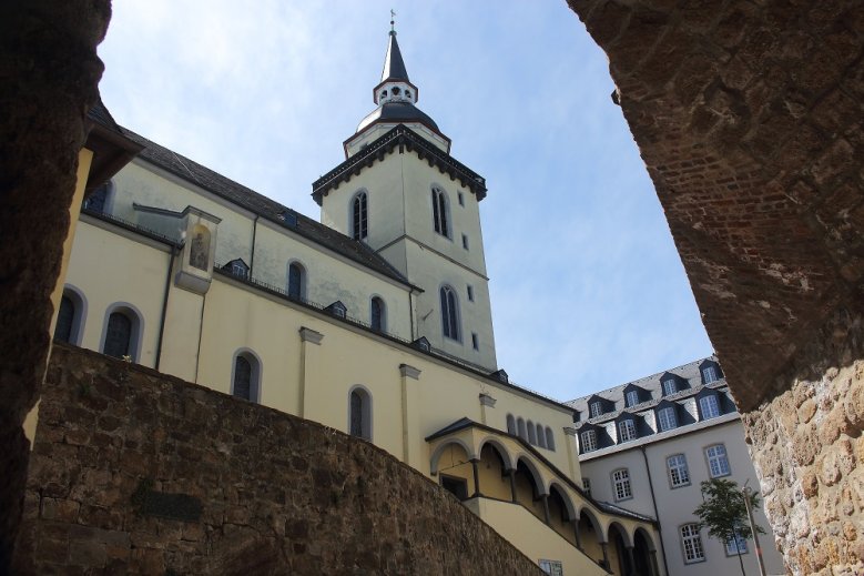 2020-05-06_Michaelsberg Blick aus dem Torbogen auf die ehemalige Klosterkirche St. Michael