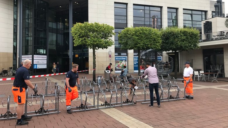 Fahrradabstellanlage Europaplatz Das Team vom Bauhof und des Mobilitätsamts beim Einmessen und Aufstellen der mobilen Fahrradabstellanlage am Europaplatz.