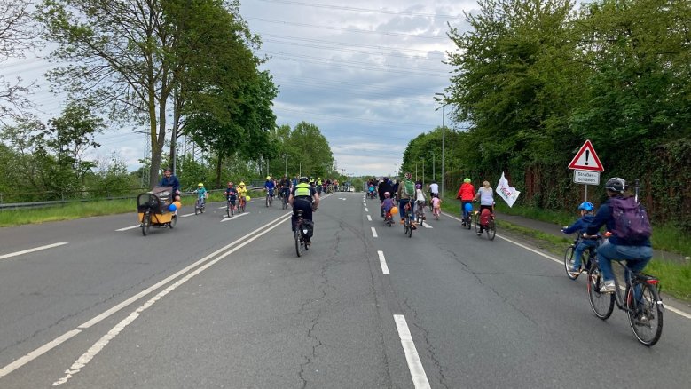 ADFC Kidical Mass Radfahrer auf der Bonner Straße zwischen Siegburg und St. Augustin.