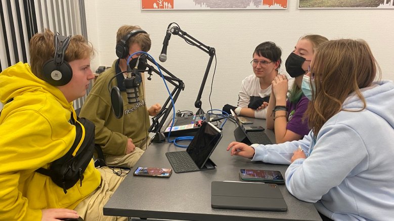YOUmedia Jugendliche in einem Aufnahmestudio