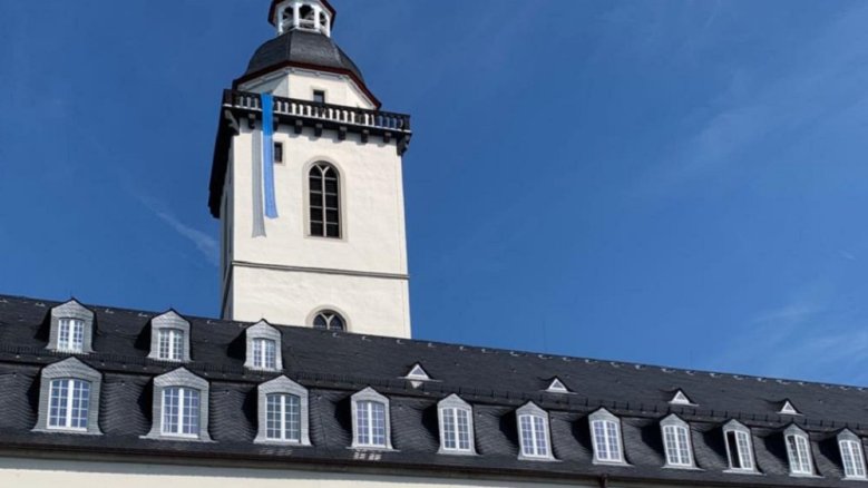 KSI Krenkel Blaues gehäkeltes Tuch am Turm der Abteikirche