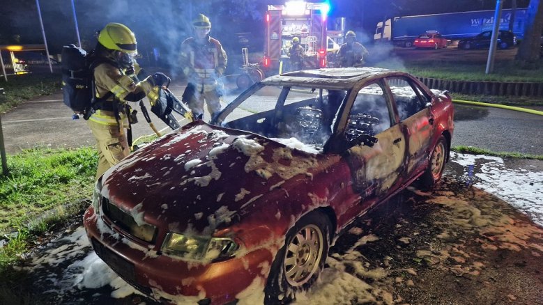 Pkw-Brand Raststätte Feuerwehr beim Löschen eines Pkw mit Schaum