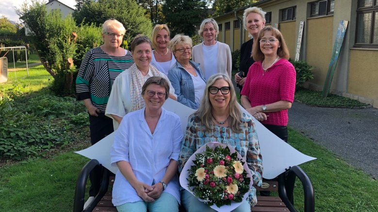 Uschi Stenz und Andrea Müller-Battermann (sitzend), dahinter Gisela de Coninck, Renate Kierdorf-Rau, Vera Seiler, Maga Basche, Hilla Becker, Susanne Haase-Mühlbauer und Gabi Herweg (jeweils v.l.)