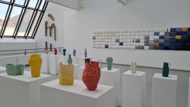 Ausstellung Rule Breaking Blick auf die zeitgenössischen Keramiken in der Wechselausstellung "Rule Breaking".