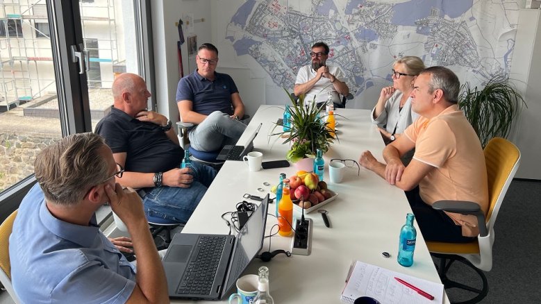 Verwaltungsvorstand Werder Von rechts einmal um den Tisch: Stefan Rosemann und Amtskollegin Manuela Sass, Siegburgs Technischer Beigeordneter Stephan Marks, Stefan Marten und Bernd Lehmann, Dezernenten in Werder und Siegburg, sowie Johannes Wingenfeld, Leiter des Bürgermeisterbüros in der Verwaltung der Kreisstadt.