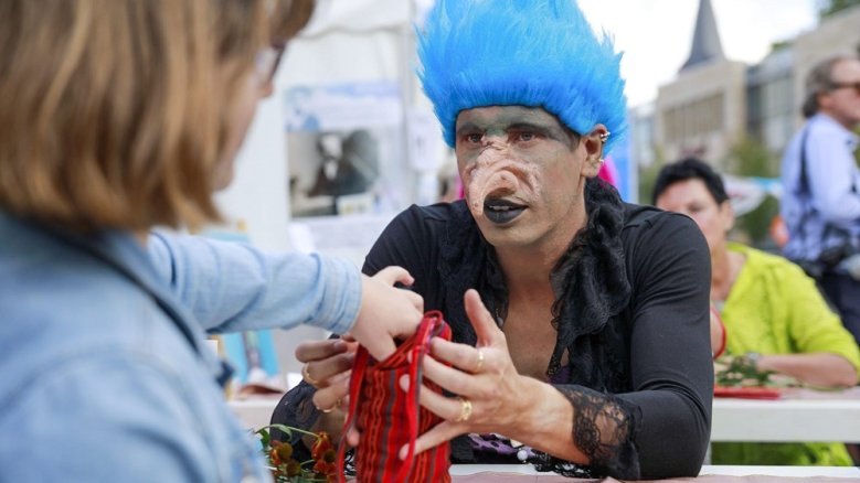 Stadtfest Humperdinckfreunde Christoph Wolff, verkleidet als Hexe mit blauen Haaren.