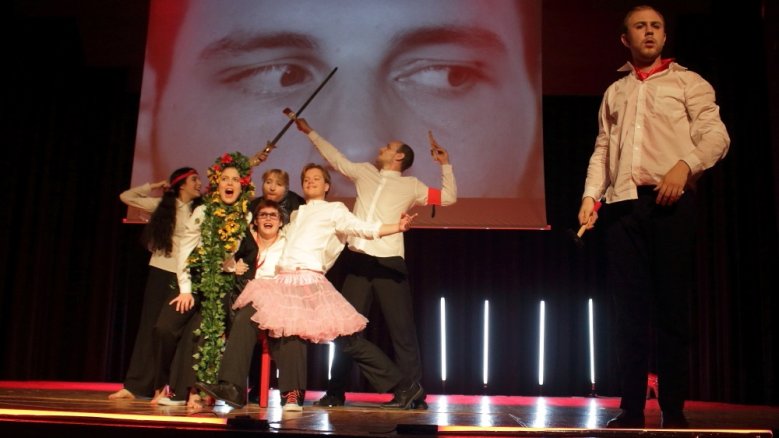 Der Prozess Szenenfoto mit dem gesamten Ensemble aus "Der Prozess"