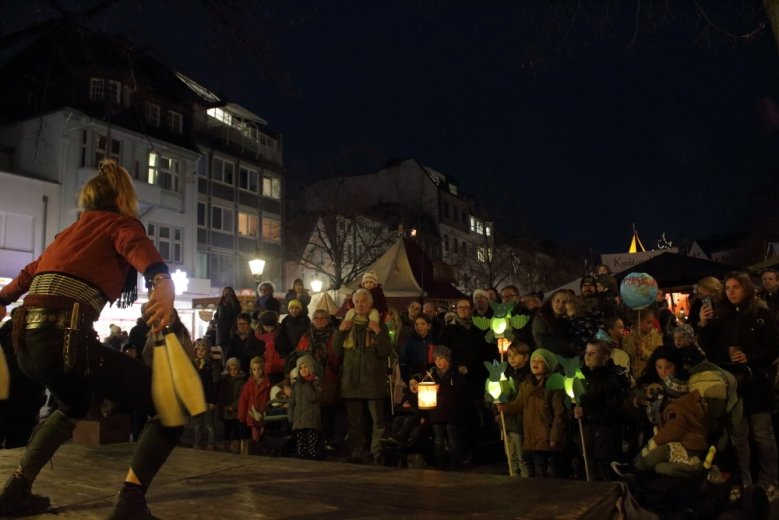 Sankt Martin auf dem Mittelalterlichen Markt zur Weihnachtszeit Nachträgliches Laternensingen