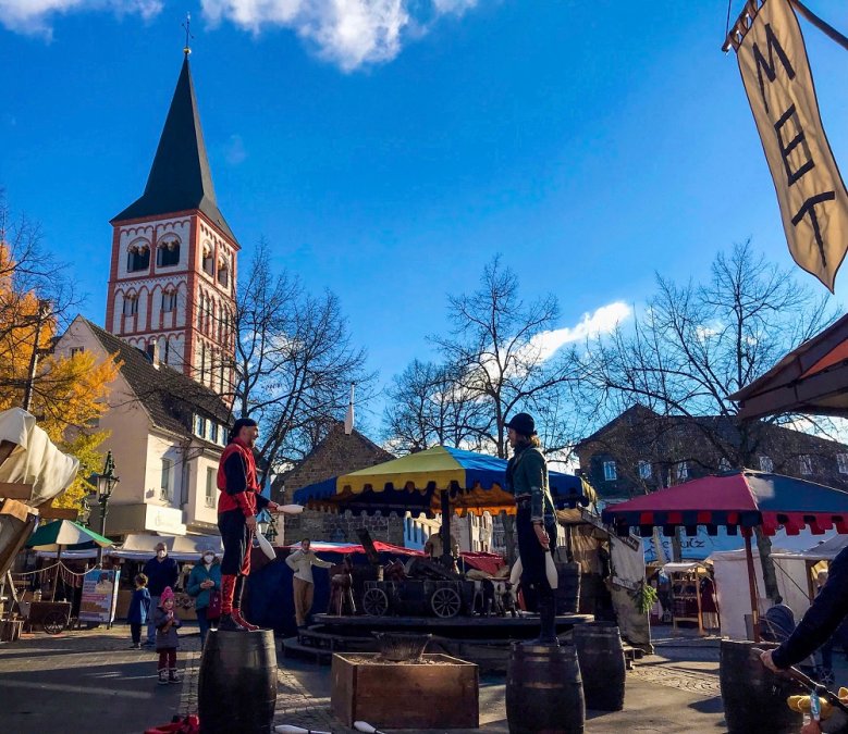 Mittelalterlicher Markt Jonglage auf Tonnen