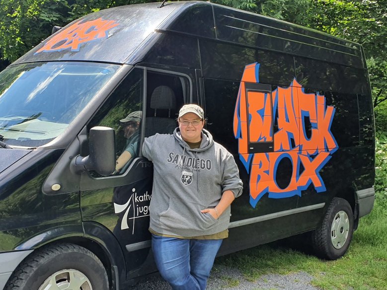 Jugendarbeit Kaldauen Meike Hardung vor der "Blackbox"