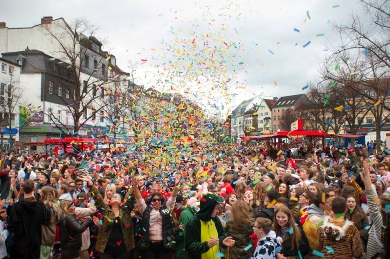 Weiberfastnacht auf dem Markt Weiberfastnacht auf dem Markt