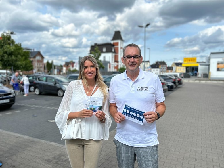Gutschein Digitaltag Bürgermeister Stefan Rosemann mit Jessica Esau, einer der Gewinnerinnen.