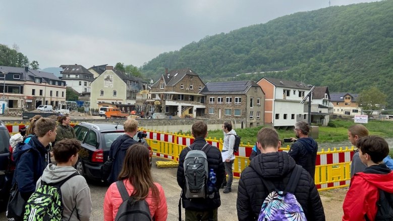 Gymnasium Alleestraße Ahrtal Schülergruppe am Ortseingang zum teilweise noch immer zerstörten Altenahr.