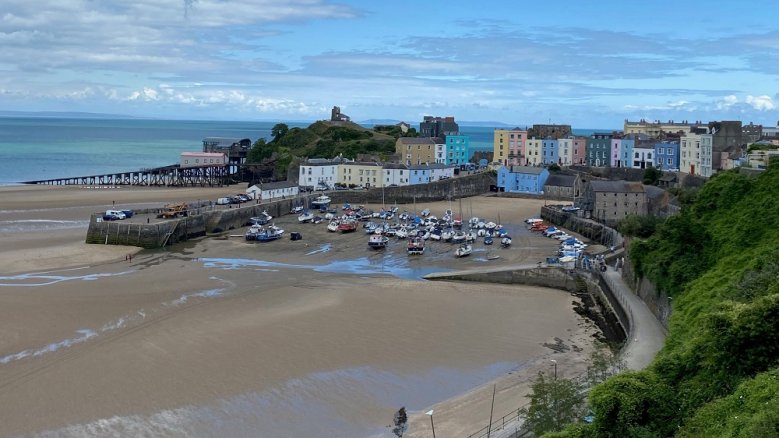 Wales Blick auf den bei Ebbe trockenliegenden Hafen von Tenby.