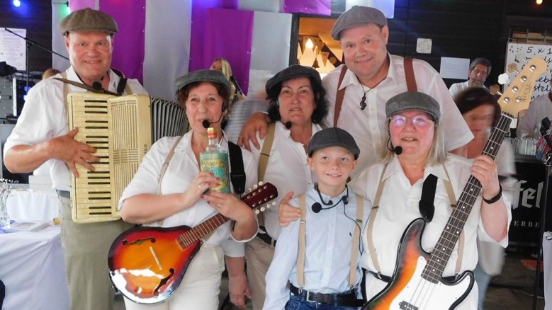 Sommerfest Tönnisberger Gruppenfoto der Tönnisberger-Showgruppe.