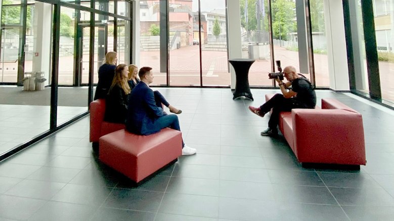 Fotoshooting Rhein Sieg Forum Mitarbeiter des Rhein Sieg Forums in einem Sofa im Foyer des Rhein Sieg Forums, ihnen gegenüber sitzt ein Fotograf
