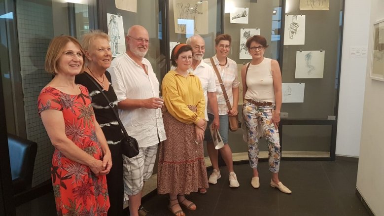 Ausstellungseröffnung "Der Mensch auf dem Blatt" Barbara Mader, Christine Ludwigs, Detlef Barion, Elena Windgätter, Thomas Krüger, Beate Hopster und Beate Schmengler (v.l.) vor der Ausstellung "Der Mensch auf dem Blatt"