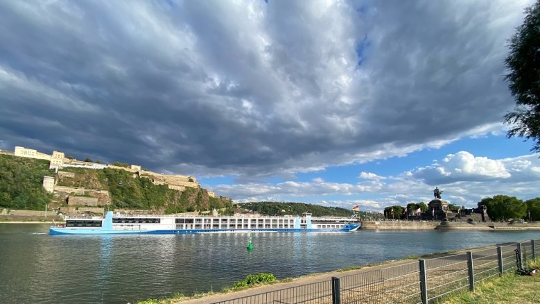 Koblenz Hotelschiff vor der Festung Ehrenbreitstein und dem Deutschen Eck bei der Einfahrt vom Rhein auf die Mosel.