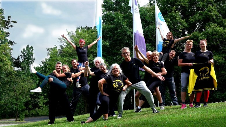 RRC Siegburg Trainingswochenende Gruppenfoto der Rock'n'Roll- und Boogie-Woogie-Tanzpaare des RRC Siegburg auf dem Außengelände des Sport- und Tagungszentrums Hachen.